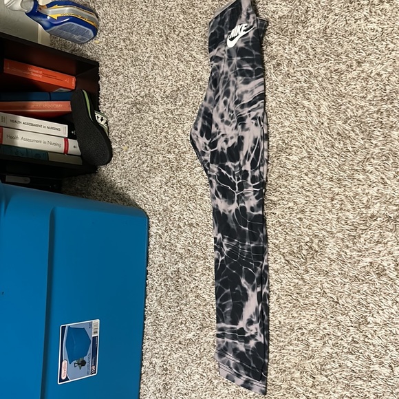 Small light light violet color like lilac nike capri workout shorts: see color - Picture 5 of 5